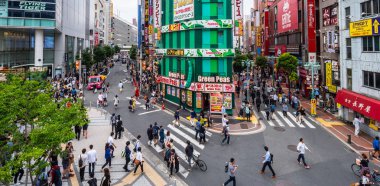 Shinjuku - Tokyo - Tokyo, Japonya - 17 Haziran 2018 meşgul ve popüler bölgesinde
