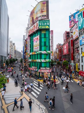 Shinjuku - Tokyo - Tokyo, Japonya - 17 Haziran 2018 meşgul ve popüler bölgesinde