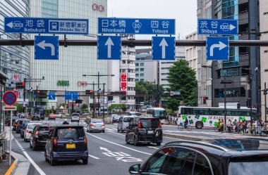 Tokyo - Tokyo, Japonya - 17 Haziran 2018 sokak yön işaretleri