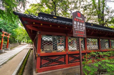 Nezu Jinja tapınak - Tokyo Bunkyo içinde ünlü Shinto tapınak - Tokyo, Japonya - 17 Haziran 2018