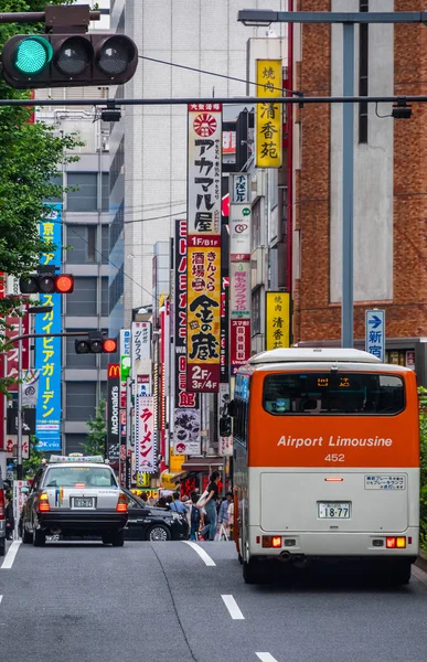 Το Street view στο Shinjuku - μια πολυσύχναστη περιοχή του Τόκιο - Τόκιο, Ιαπωνία - 17 Ιουνίου 2018 — Φωτογραφία Αρχείου