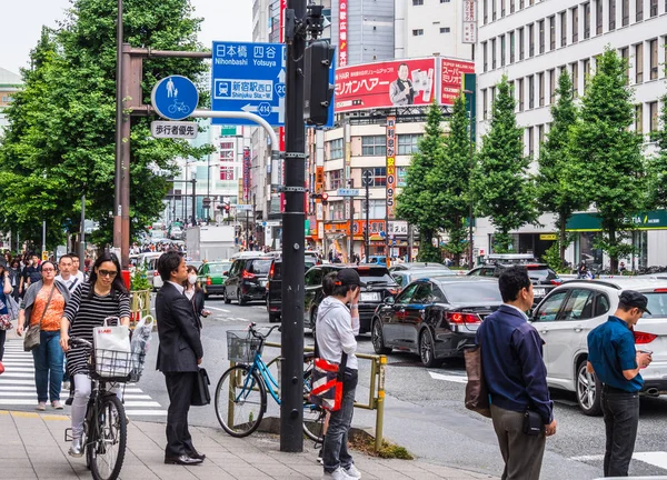 Το Street view στο Shinjuku - μια πολυσύχναστη περιοχή του Τόκιο - Τόκιο, Ιαπωνία - 17 Ιουνίου 2018 — Φωτογραφία Αρχείου