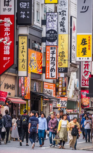 Yürüyüş Shinjuku city - Tokyo bir meşgul bölge - Tokyo, Japonya - 17 Haziran 2018 — Stok fotoğraf