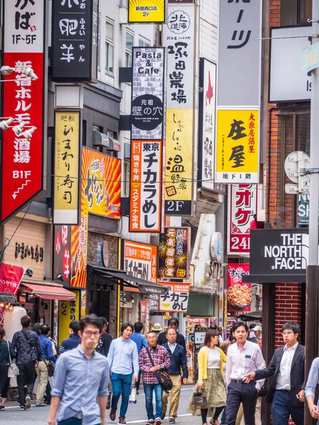 2018 年 6 月 17 日 - 新宿 - 東京で忙しい地区 - 東京都を歩く — ストック写真