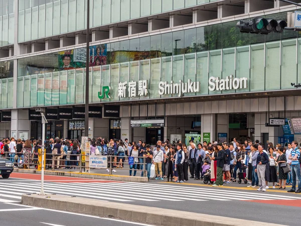 Shinjuku Station in Tokyo - een drukke station - Tokio, Japan - 17 juni, 2018 — Stockfoto