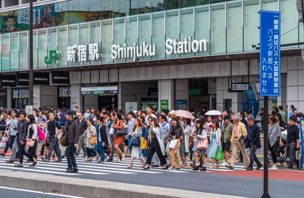 Kruising van de straten aan het station Shinjuku in Tokyo - Tokyo, Japan - 17 juni, 2018 — Stockfoto