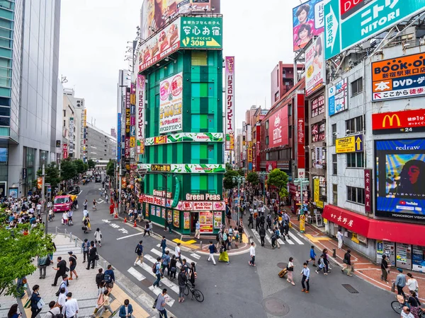 Shinjuku - Tokyo - Tokyo, Japonya - 17 Haziran 2018 meşgul ve popüler bölgesinde — Stok fotoğraf