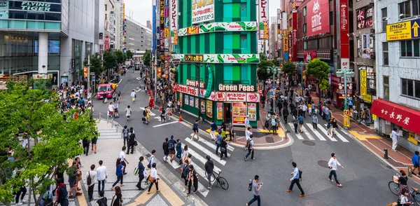 Shinjuku - Tokyo - Tokyo, Japonya - 17 Haziran 2018 meşgul ve popüler bölgesinde