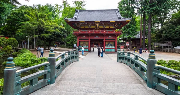 Mónika Jinja szentély - a híres Shinto kegyhely Tokyo, Bunkyo - Tokió, Japán - 2018. június 17. — Stock Fotó