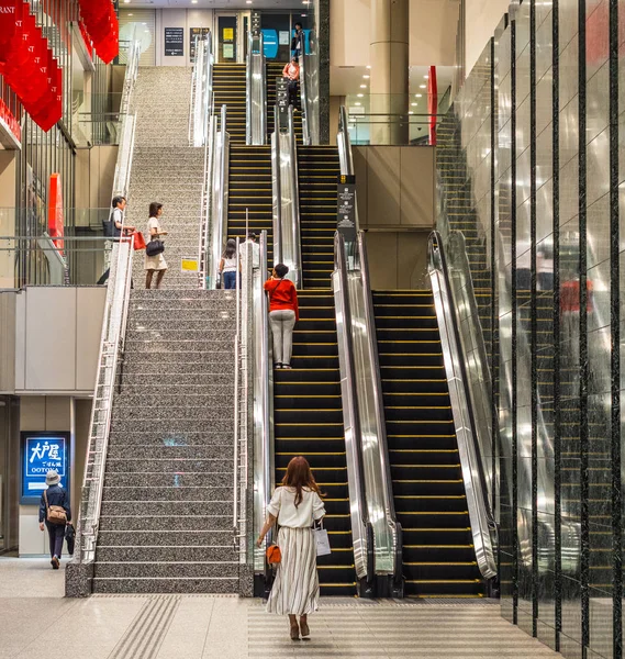 Эскалаторы на современной станции метро в Токио - ТОКИО, Япония - 17 июня 2018 года — стоковое фото