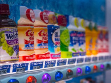 Satıcı makine, Tokyo - Tokyo, Japonya - 17 Haziran 2018 sokaklarında içecekler için