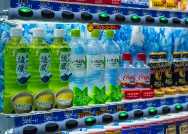 Satıcı makine, Tokyo - Tokyo, Japonya - 17 Haziran 2018 sokaklarında içecekler için
