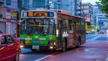 Ulaşımda otobüs Tokyo - akşam görünümü - Tokyo, Japonya - 17 Haziran 2018