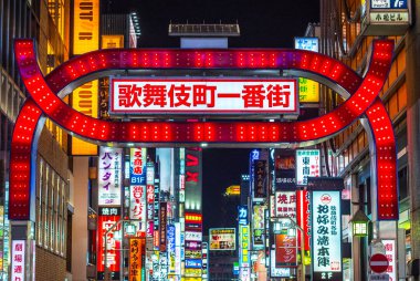 Gece - gece hayatı - Tokyo, Japonya - 17 Haziran 2018 için meşgul bir yer Shinjuku Tokyo