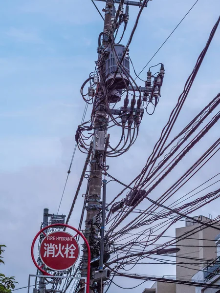 Cables eléctricos en la ciudad de Tokio - TOKYO, JAPÓN - 17 DE JUNIO DE 2018 —  Fotos de Stock
