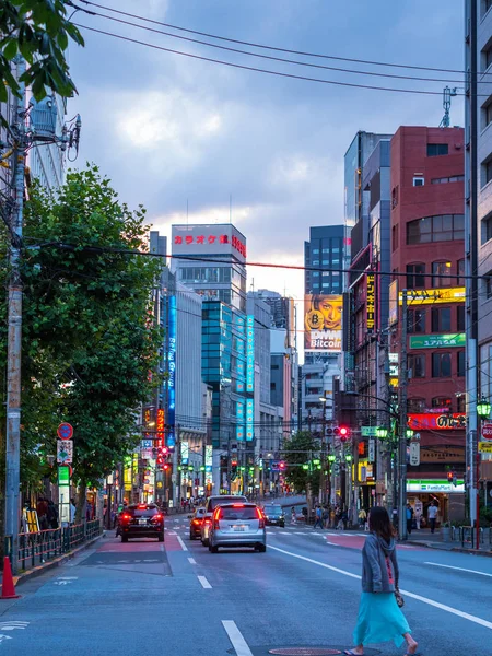 Akşam - Tokyo, Japonya - 17 Haziran 2018 Tokyo sokak görünümü — Stok fotoğraf