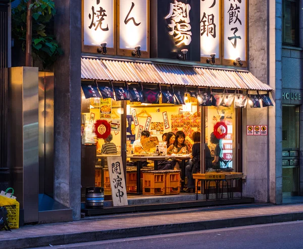 Traditionelles japanisches Restaurant in Tokio am Abend - Tokio, Japan - 17. Juni 2018 — Stockfoto