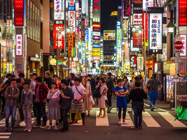 ナイト - ナイトライフ - 東京, 日本 - 2018 年 6 月 17 日の忙しい場所で東京新宿 — ストック写真