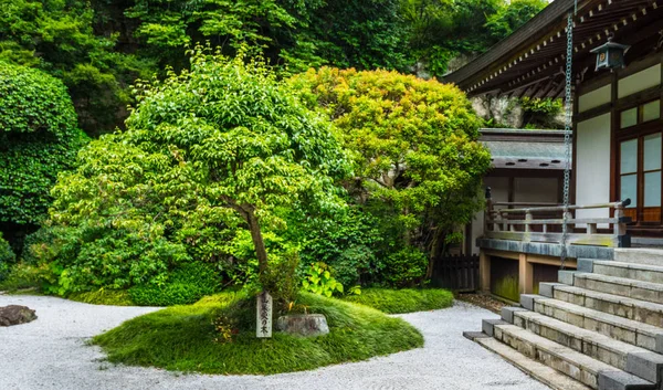 Японский сад в Камакуре - ТОКИО, ЯПОНИЯ - 17 июня 2018 года — стоковое фото