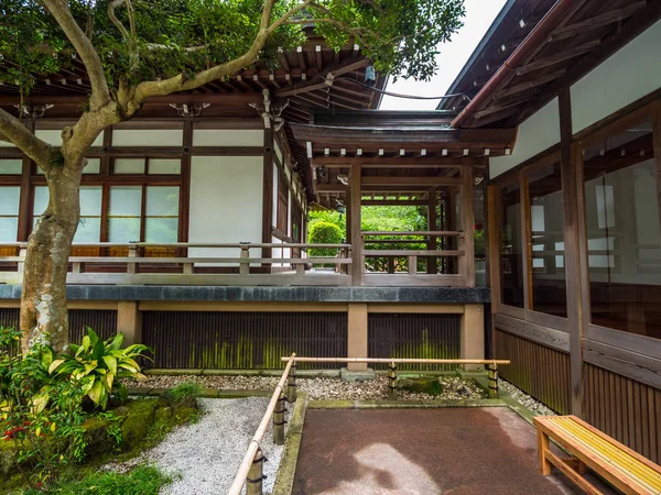 Традиционные японские дома в Камакуре - ТОКИО, Япония - 17 июня 2018 года — стоковое фото