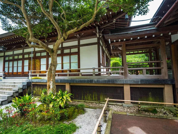 Traditional Japanese houses in Kamakura - TOKYO, JAPAN - JUNE 17, 2018 — Stock Photo, Image