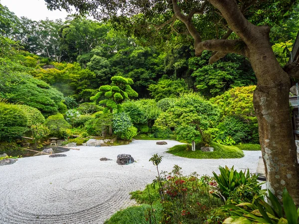 Японский сад в Камакуре - ТОКИО, ЯПОНИЯ - 17 июня 2018 года — стоковое фото