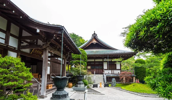 Templo con jardín japonés en Kamakura - TOKYO, JAPÓN - 17 DE JUNIO DE 2018 — Foto de Stock