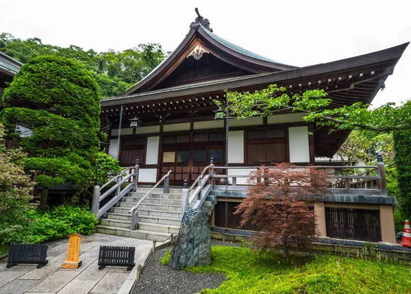 Tempio con giardino giapponese a Kamakura - TOKYO, GIAPPONE - 17 GIUGNO 2018 — Foto Stock