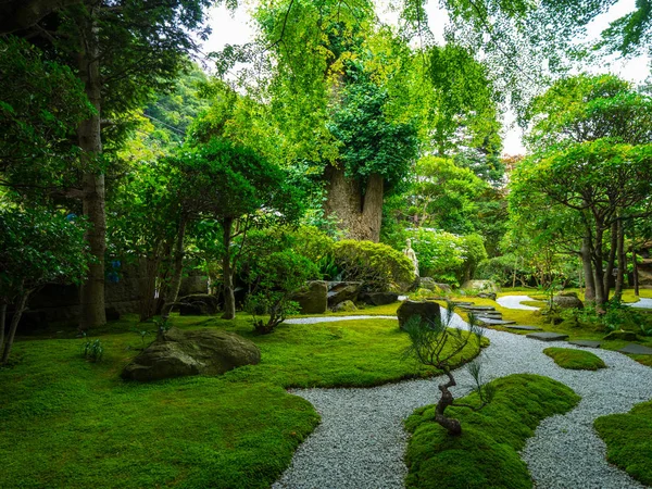 Bellissimo piccolo giardino giapponese a Kamakura - TOKYO, GIAPPONE - 17 GIUGNO 2018 — Foto Stock