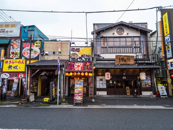 Casas e lojas tradicionais japonesas em Ofuna - TOKYO, JAPÃO - JUNHO 17, 2018 — Fotografia de Stock