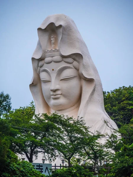 Hatalmas Ofuna Kannon szobor-dombon - Tokió, Japán - 2018. június 17. — Stock Fotó