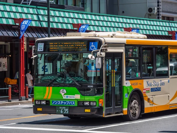 Λεωφορείων συγκοινωνίες στο Τόκιο - Τόκιο, Ιαπωνία - 19 Ιουνίου 2018 — Φωτογραφία Αρχείου