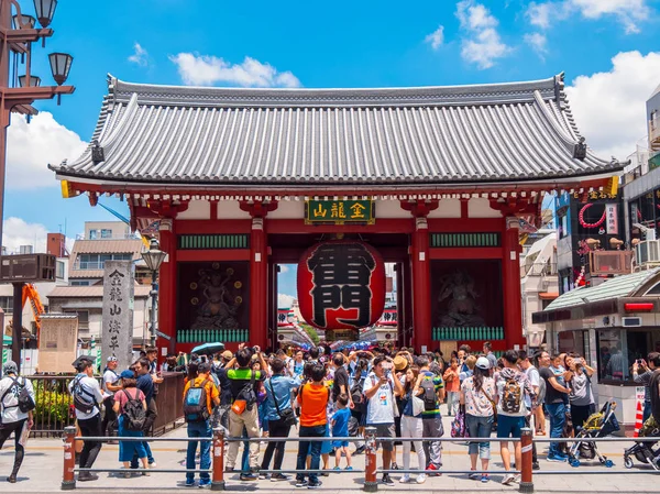 Gate to Sensoji temple in Asakusa - TOKYO, JAPAN - JUNE 19, 2018 — Stock Photo, Image