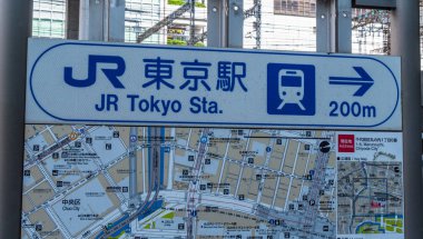 Yön işareti Tokyo - Tokyo, Japonya - 19 Haziran 2018 istasyonu.