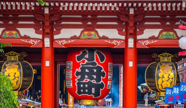 Templo Senso-ji también llamado Templo Asakusa en Tokio - TOKYO, JAPÓN - 19 DE JUNIO DE 2018 — Foto de Stock