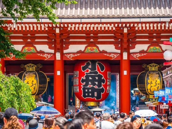 Templo más famoso de Tokio - el Sensoji - Templo Asakusa - TOKIO, JAPÓN - 19 DE JUNIO DE 2018 — Foto de Stock