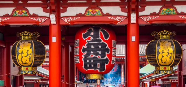 Templo Senso-ji también llamado Templo Asakusa en Tokio - TOKYO, JAPÓN - 19 DE JUNIO DE 2018 — Foto de Stock