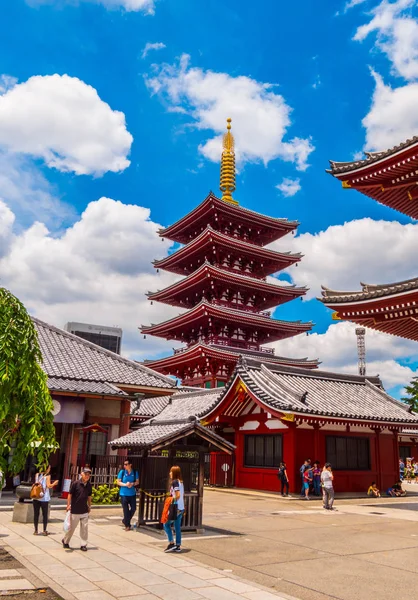 Wunderschöner Pagodenturm im Senso ji Tempel in Tokio asakusa - Tokio, Japan - 19. Juni 2018 — Stockfoto