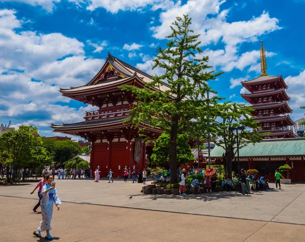 Biggest Temple in Tokyo - The Sensoji Asakusa Temple - TOKYO, JAPAN - JUNE 19, 2018 — Stock Photo, Image