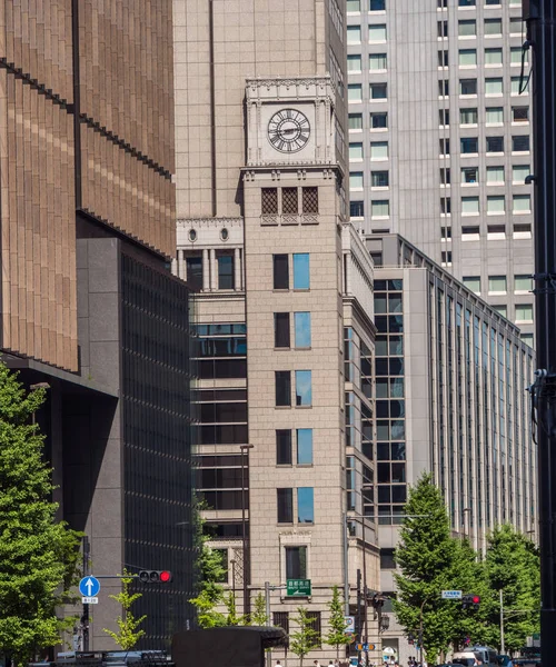 Edificios de oficinas y arquitectura moderna en el centro de Tokio - TOKYO, JAPÓN - JUNIO 19, 2018 —  Fotos de Stock