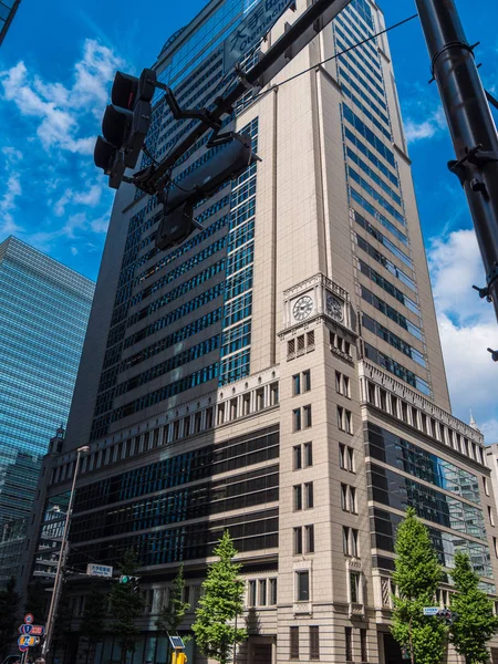 Bâtiments de bureaux et architecture moderne au centre-ville de Tokyo - TOKYO, JAPON - 19 JUIN 2018 — Photo
