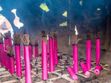 Bir Budist Tapınağı'nda tütsü su ısıtıcısı