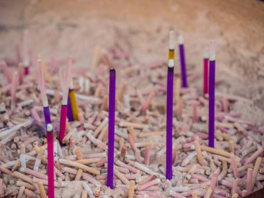 Bir Japon Tapınağı'nda dini tütsü sopa