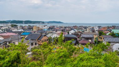 Şehir ve Kamakura bay Japonya üzerinden geniş açılı görünüş