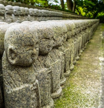 Bir keşiş heykeller Kamakura Hase Dera Tapınağı'nda dua ordusu