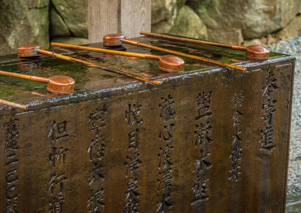 Fontaine de purification rituelle dans un temple japonais — Photo