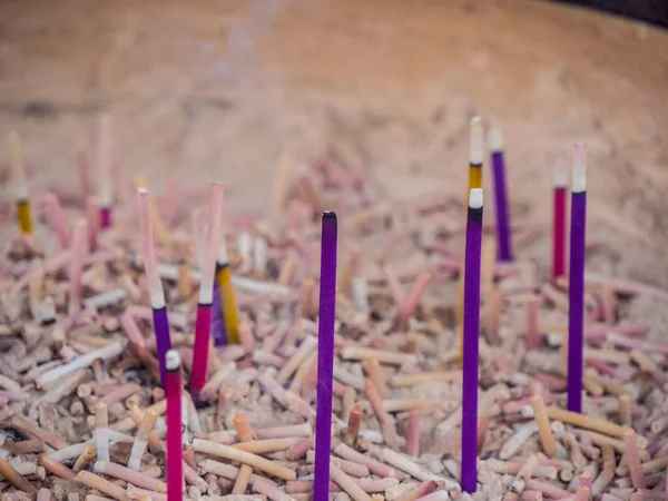 Des bâtons d'encens religieux dans un temple japonais — Photo