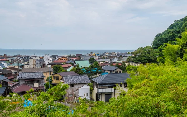 Şehir ve Kamakura bay Japonya üzerinden geniş açılı görünüş