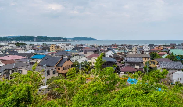 Széles szög kilátás nyílik a város és a bay Kamakura Japán — Stock Fotó