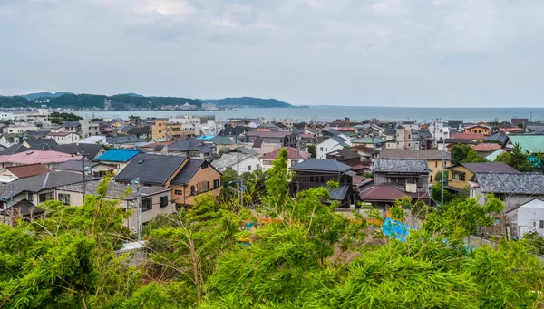 Şehir ve Kamakura bay Japonya üzerinden geniş açılı görünüş